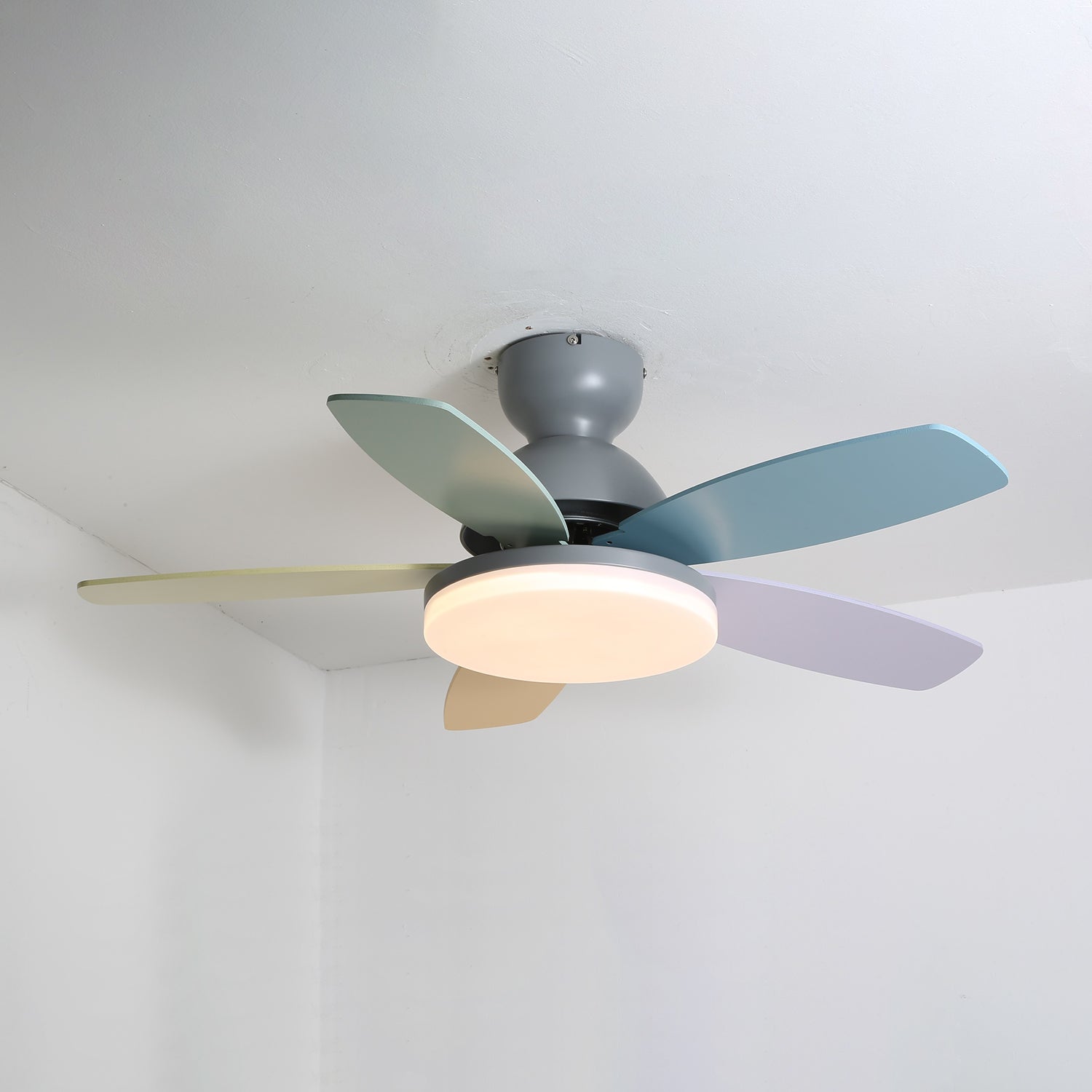 LED Deckenventilator mit blütenblattförmigen Flügeln
