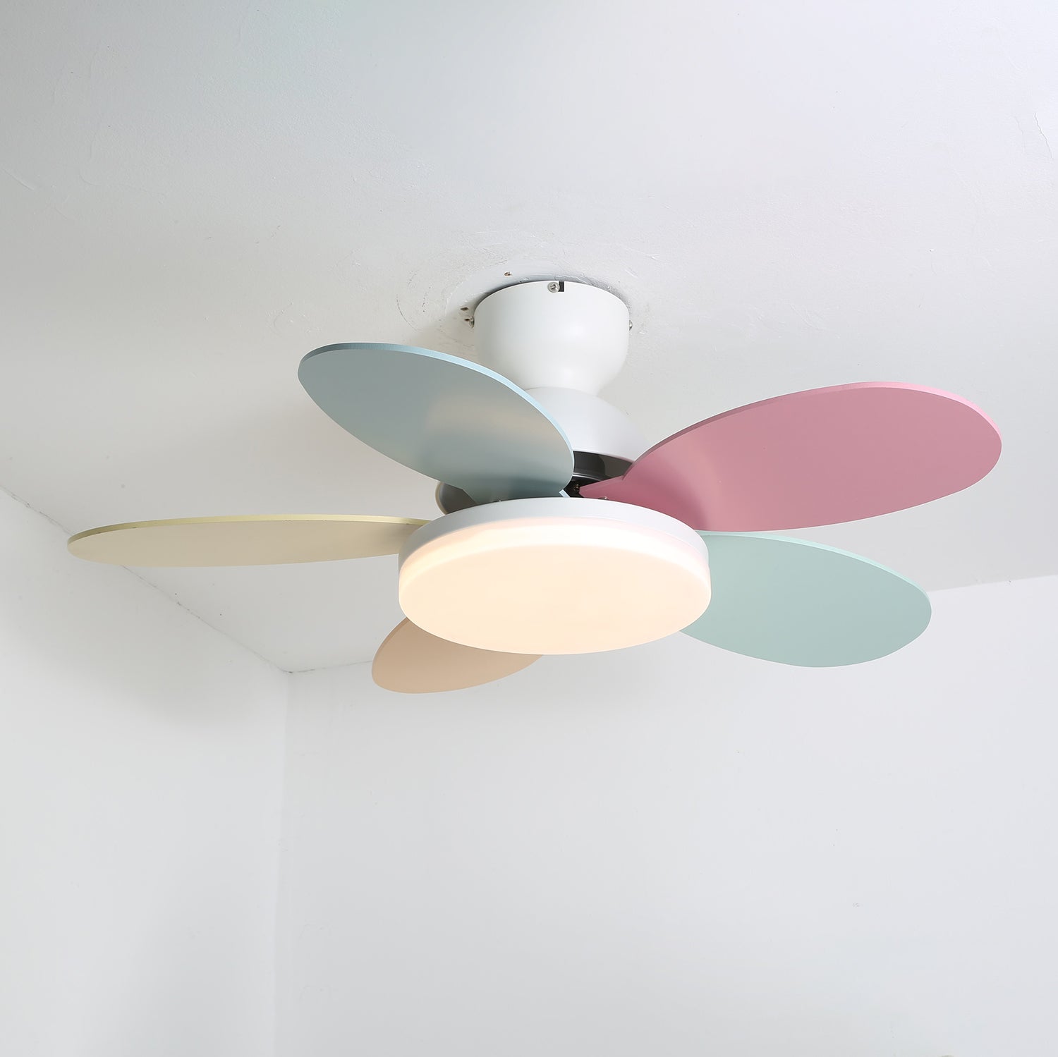 LED Deckenventilator mit blütenblattförmigen Flügeln