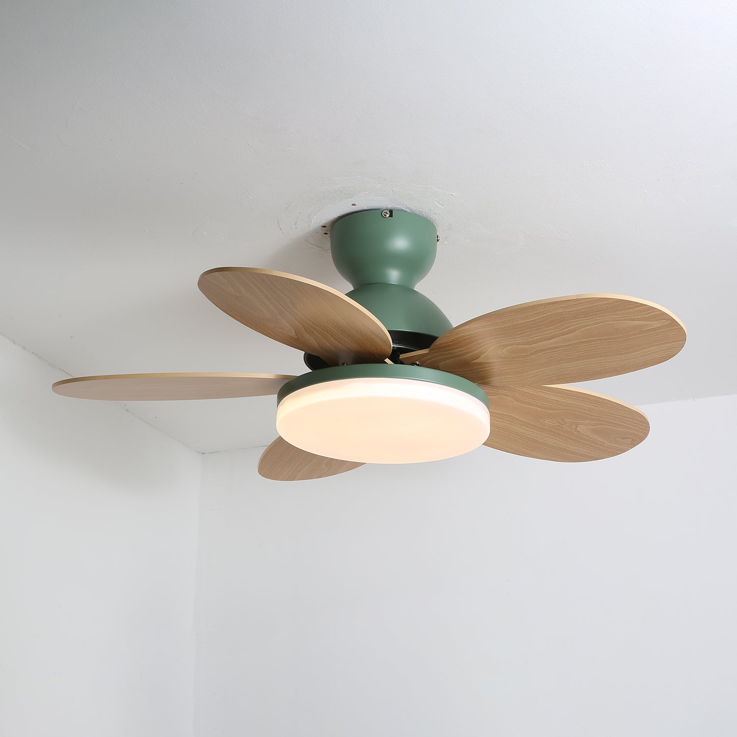 LED Deckenventilator mit blütenblattförmigen Flügeln