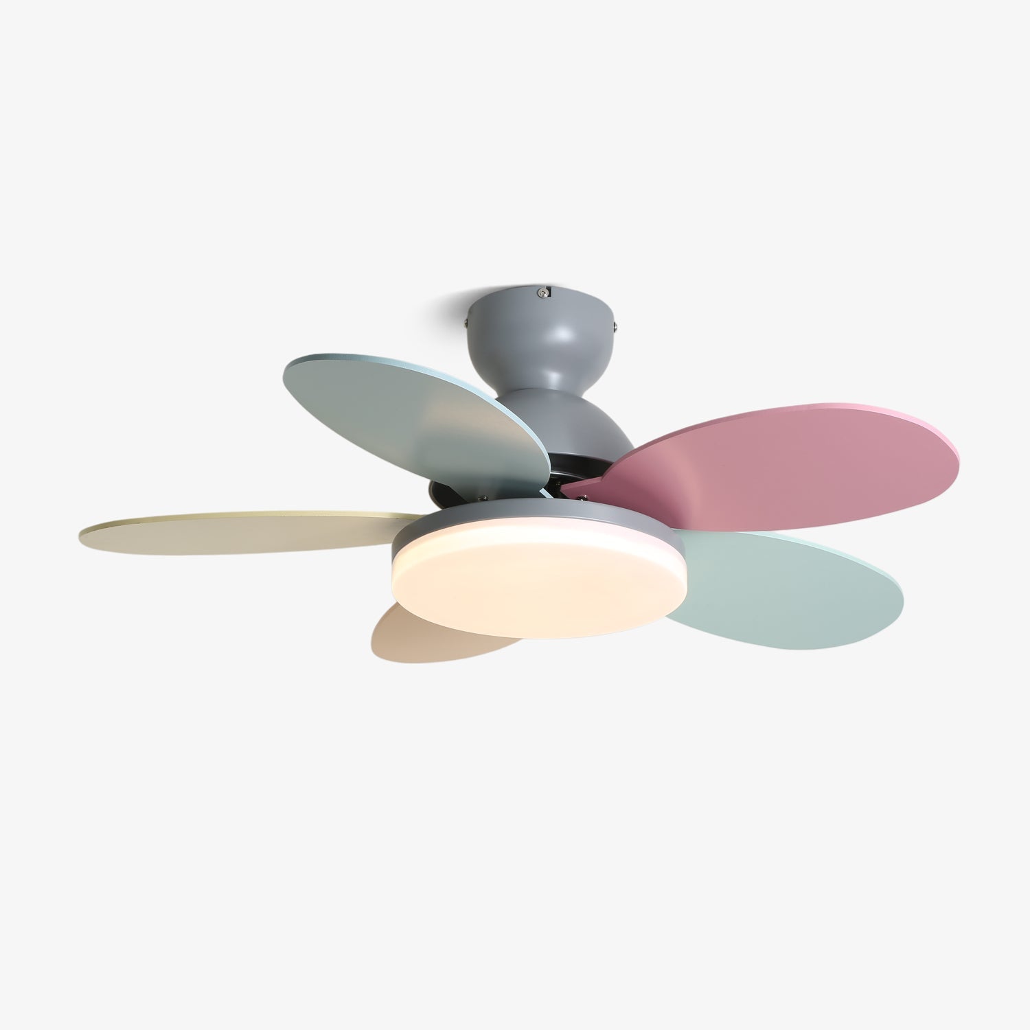 LED Deckenventilator mit blütenblattförmigen Flügeln