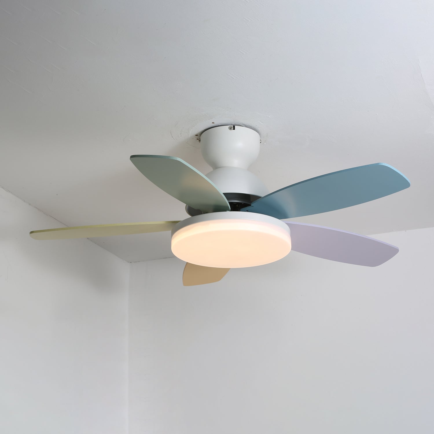 LED Deckenventilator mit blütenblattförmigen Flügeln