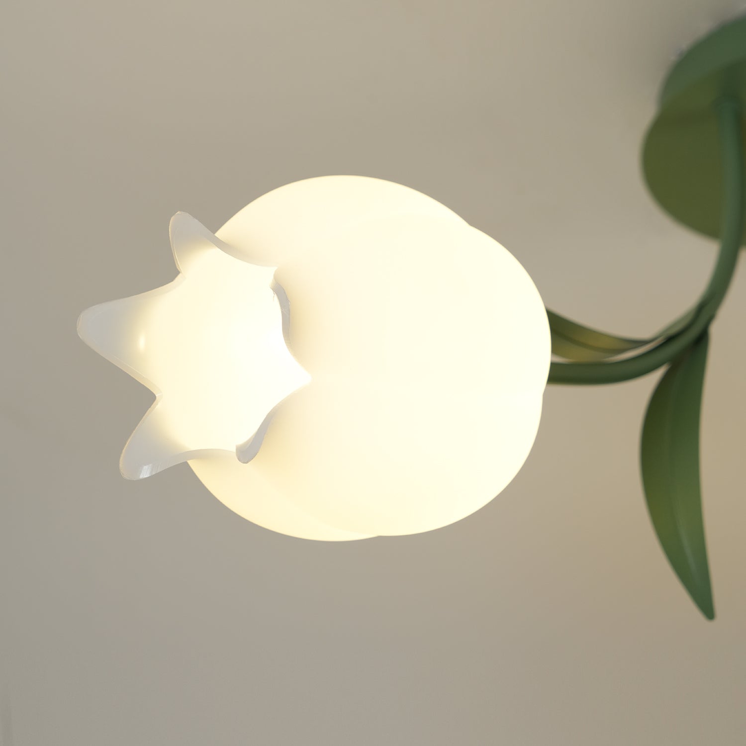 LED-Deckenleuchte in Blumenform