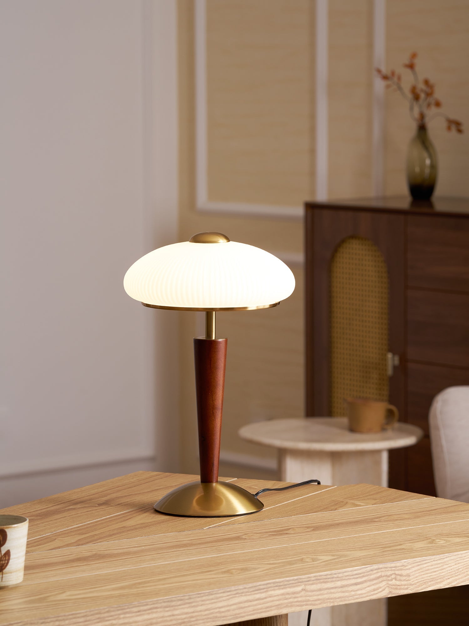 Tischlampe mit Schirm