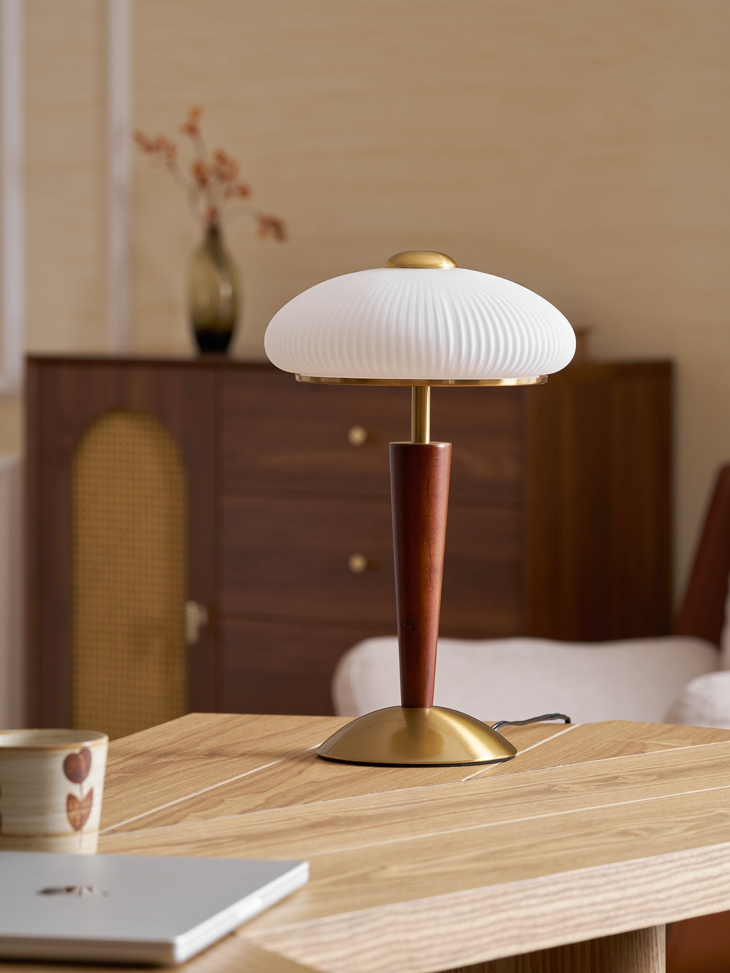 Tischlampe mit Schirm