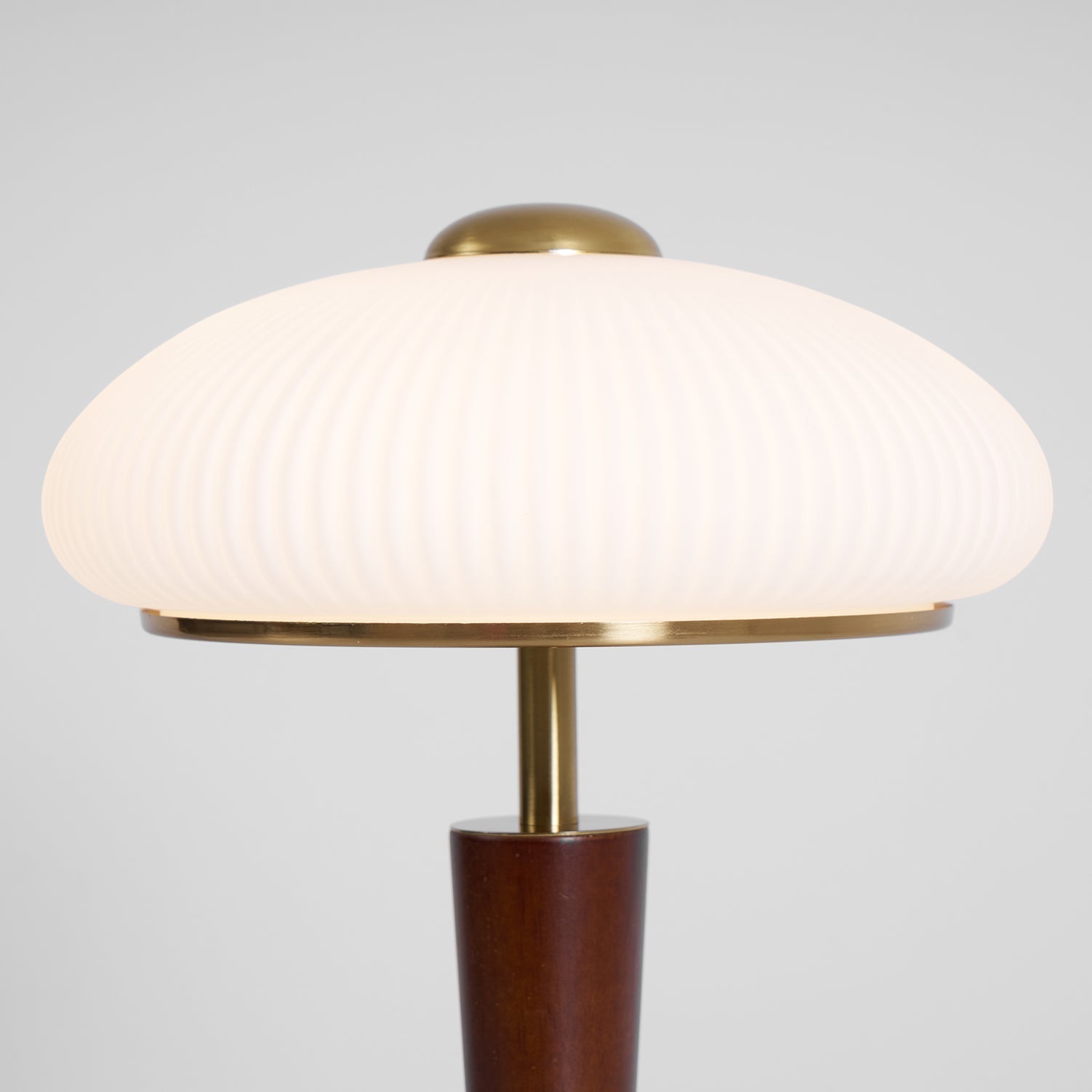 Tischlampe mit Schirm