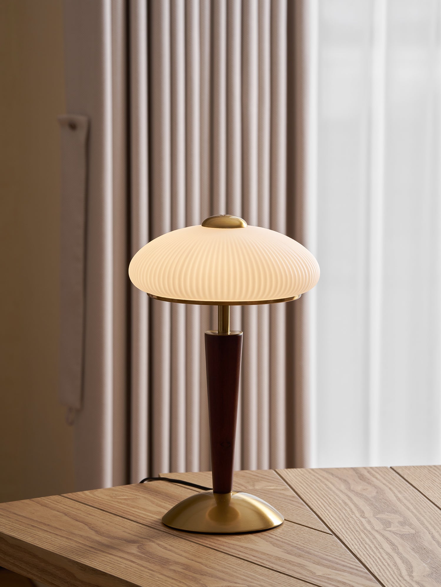 Tischlampe mit Schirm