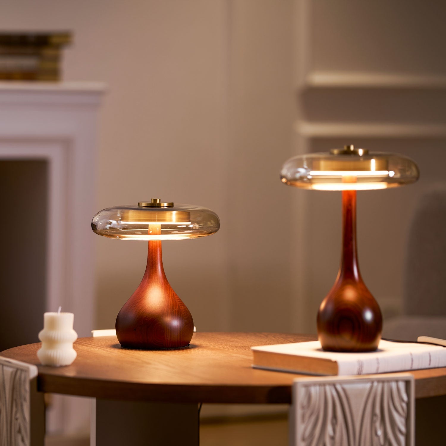 Tropfenförmige Tischlampe mit Glasdome