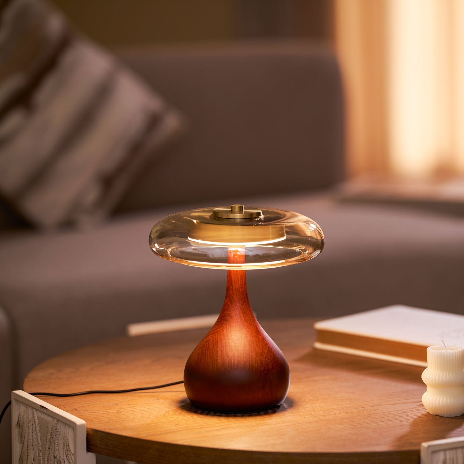 Tropfenförmige Tischlampe mit Glasdome