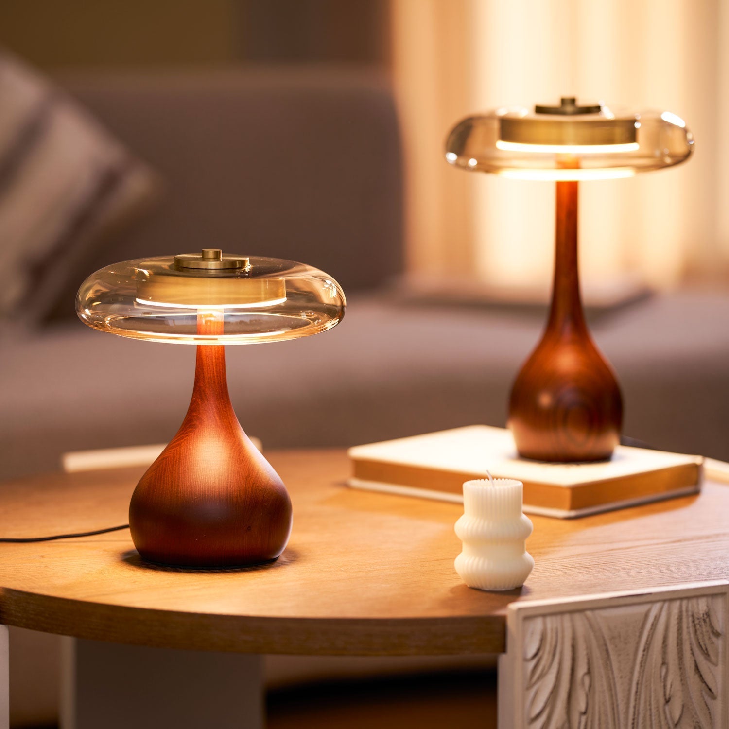 Tropfenförmige Tischlampe mit Glasdome