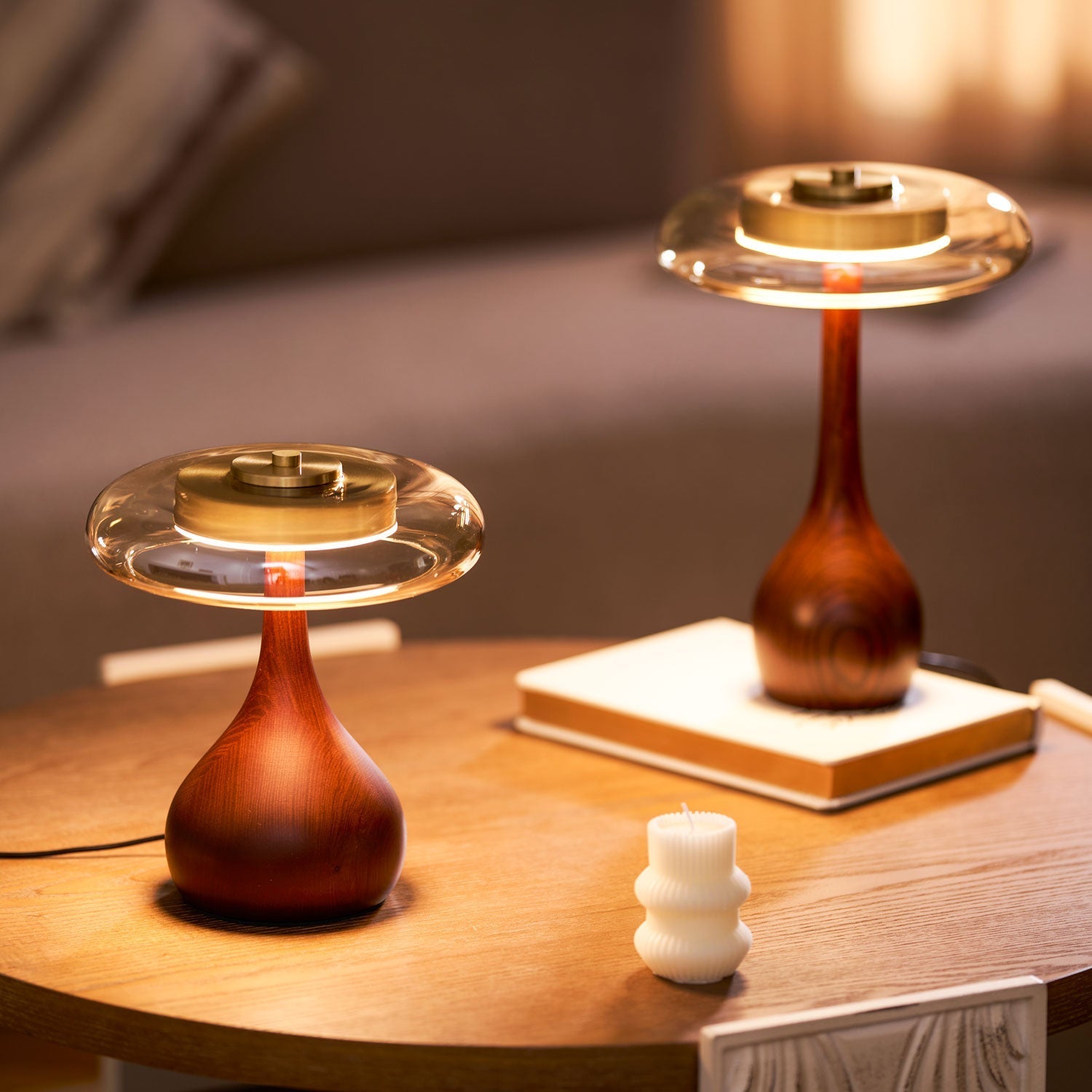 Tropfenförmige Tischlampe mit Glasdome