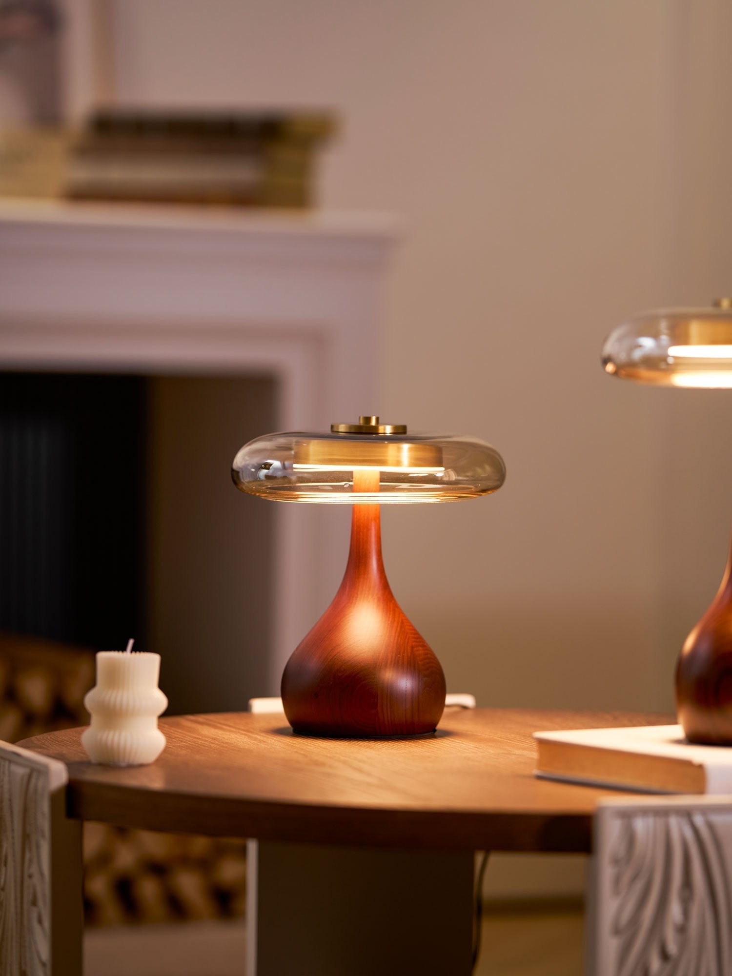 Tropfenförmige Tischlampe mit Glasdome