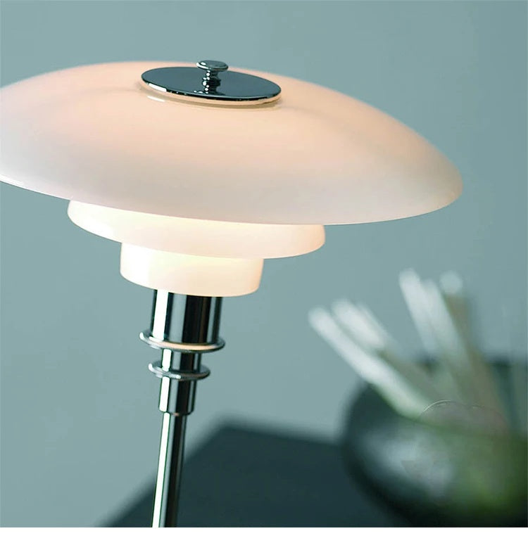 Tischlampe mit Gestuftem Schirm