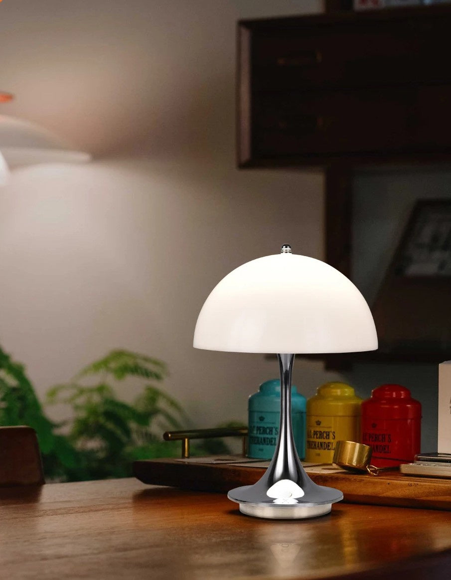 Tischlampe mit Kuppelförmigem Schirm