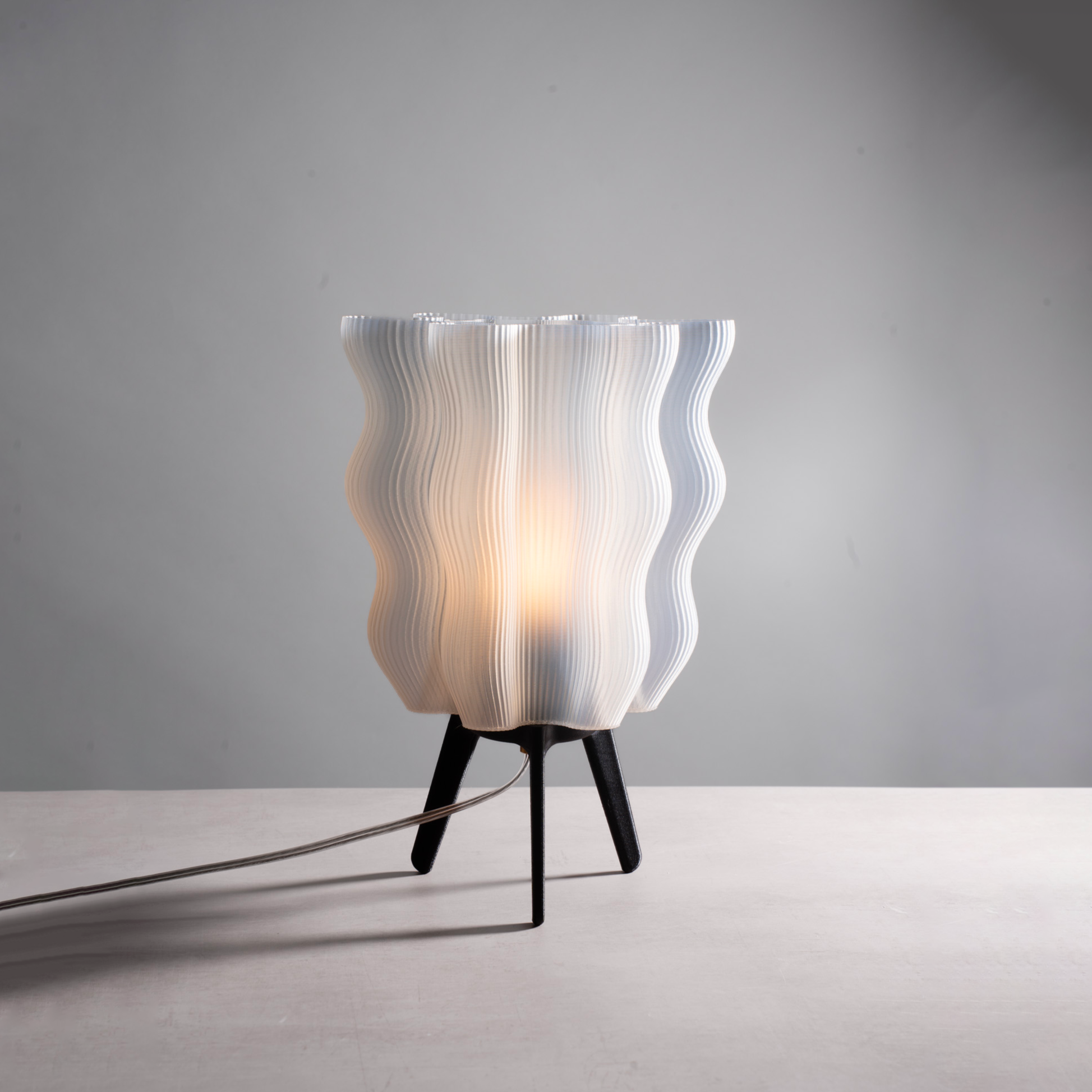 Wellenförmige Tischlampe