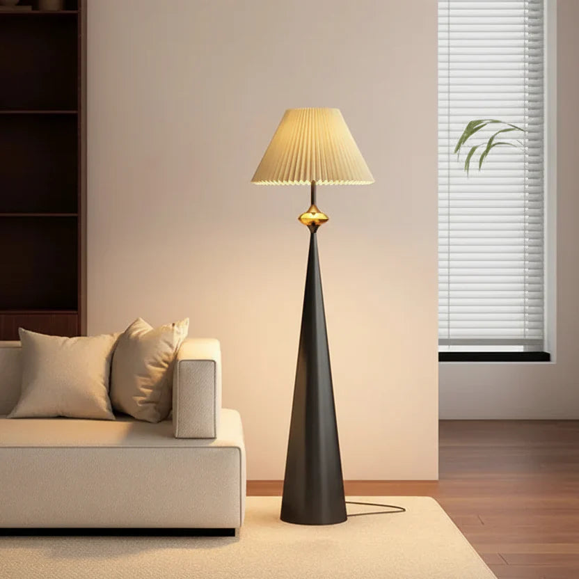 Stehlampe mit Stoffschirm
