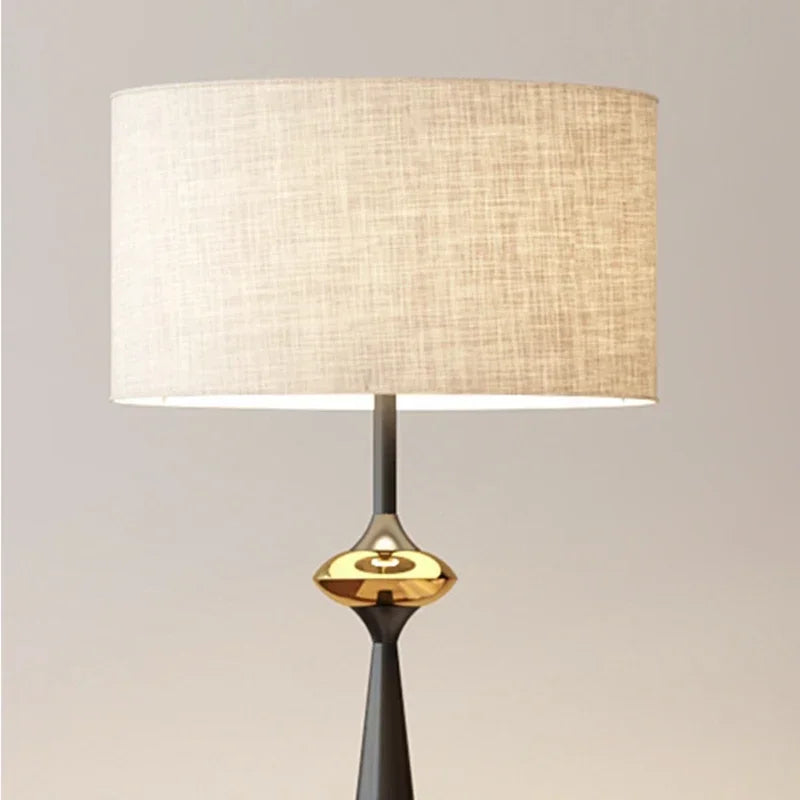 Stehlampe mit Stoffschirm