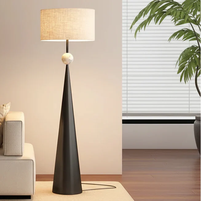 Stehlampe mit Stoffschirm