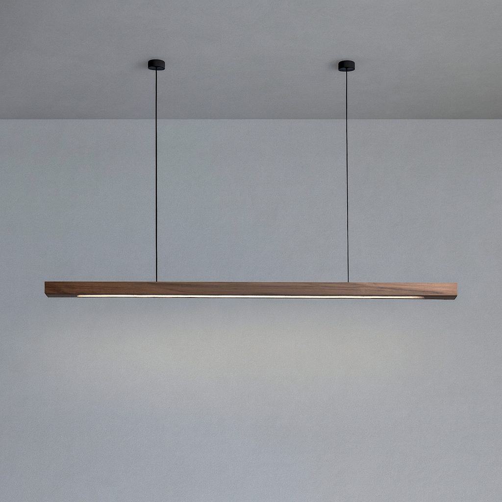 Lineare Pendelleuchte aus Holz