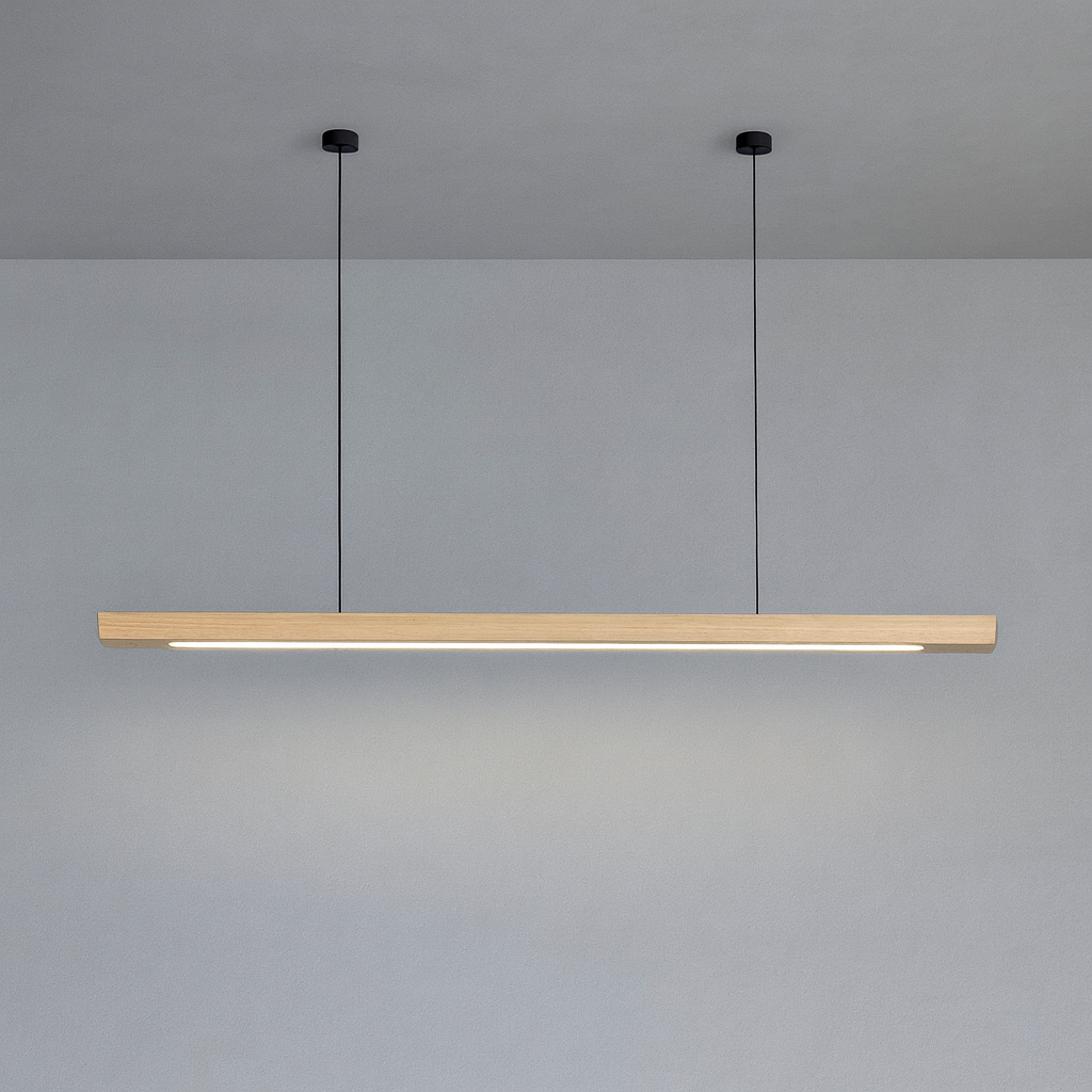 Lineare Pendelleuchte aus Holz