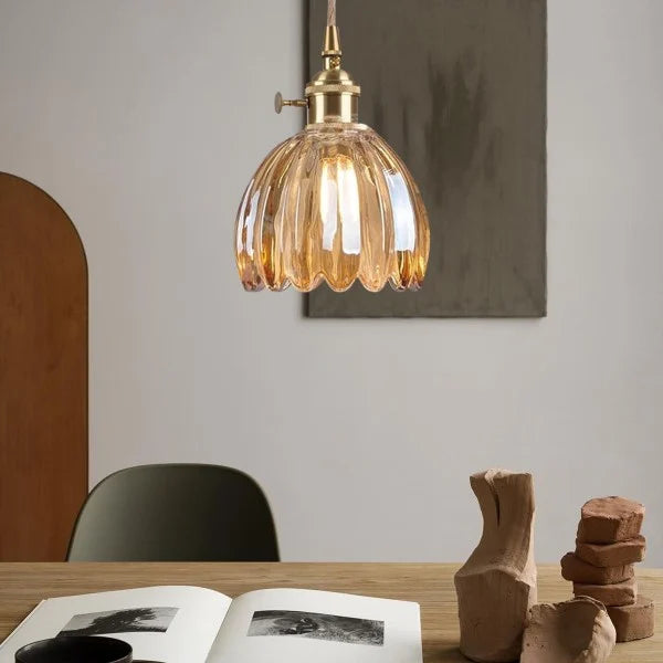 Pendelleuchte mit bernsteinfarbenem Glasschirm
