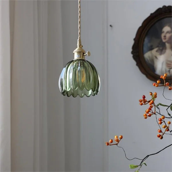 Pendelleuchte mit bernsteinfarbenem Glasschirm