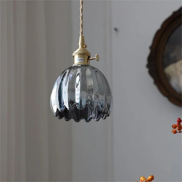 Pendelleuchte mit bernsteinfarbenem Glasschirm