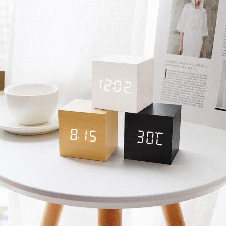 Digitaler Wecker mit LED-Anzeige