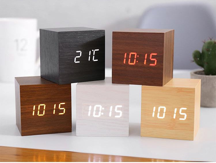 Digitaler Wecker mit LED-Anzeige