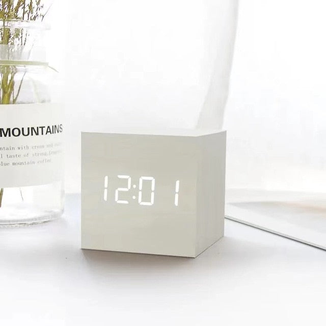 Digitaler Wecker mit LED-Anzeige