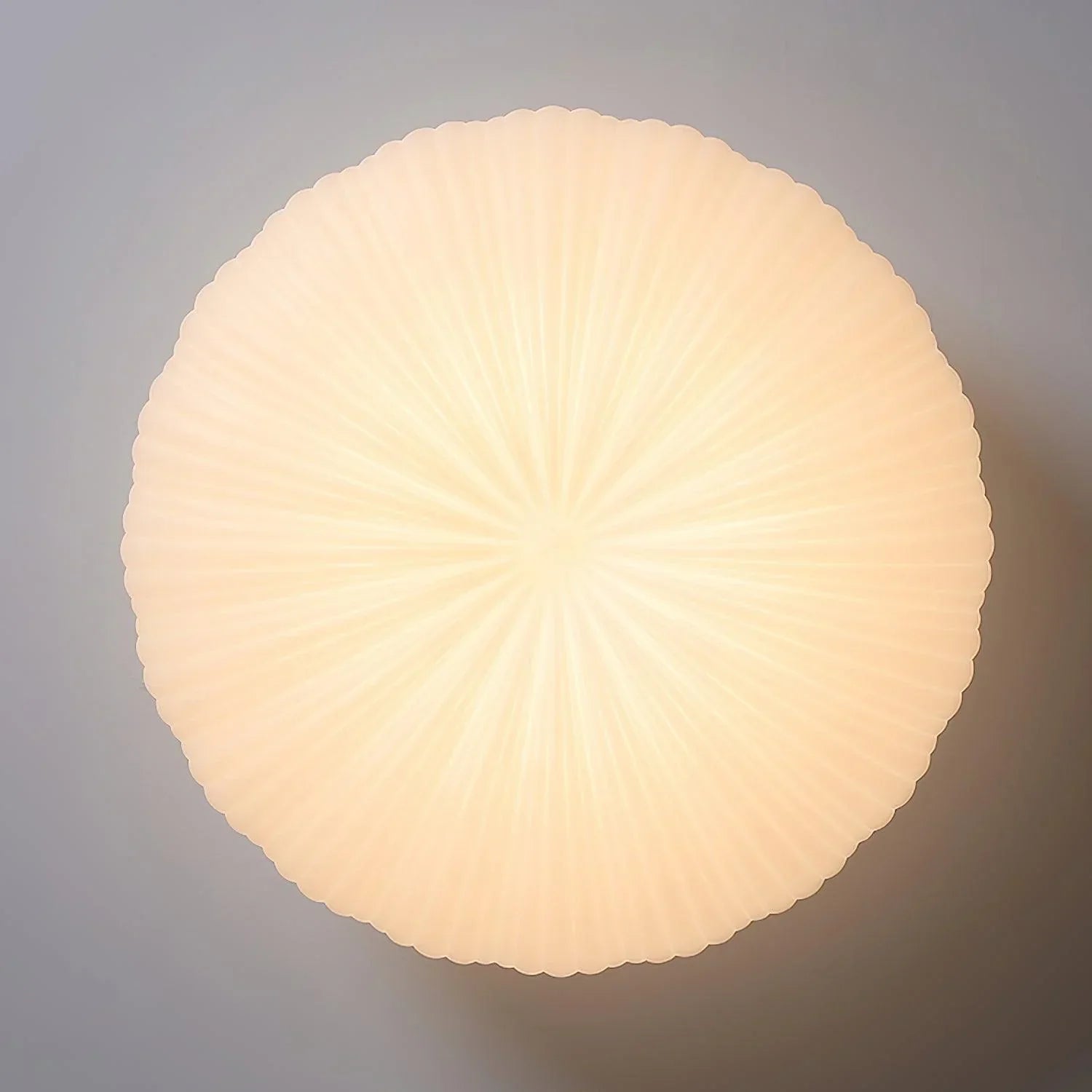 Kuppelförmige Deckenleuchte mit LED
