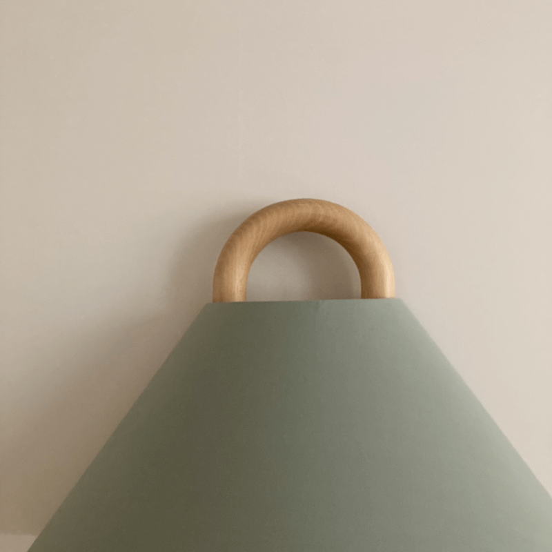 Kegelförmige Wandlampe
