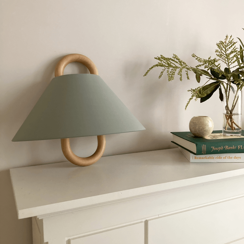 Kegelförmige Wandlampe