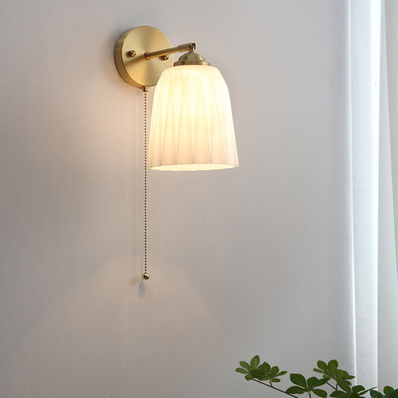 Wandleuchte mit gerippter, plissierter Zugkette
