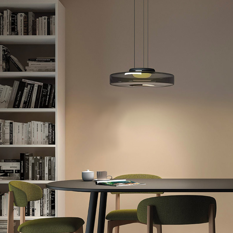 Deckenpendelleuchte mit gestaffelten Glasschirmen
