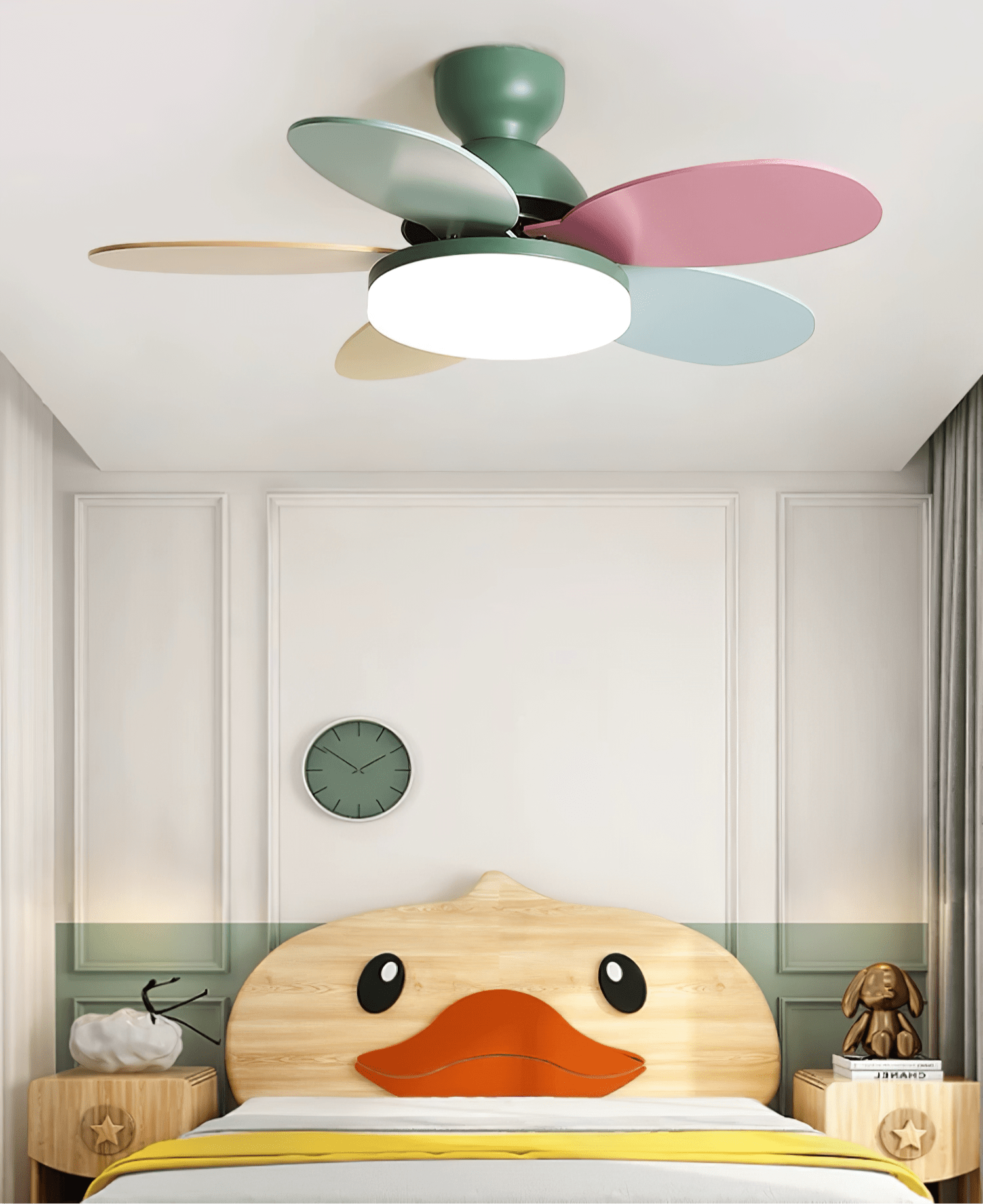 LED Deckenventilator mit blütenblattförmigen Flügeln