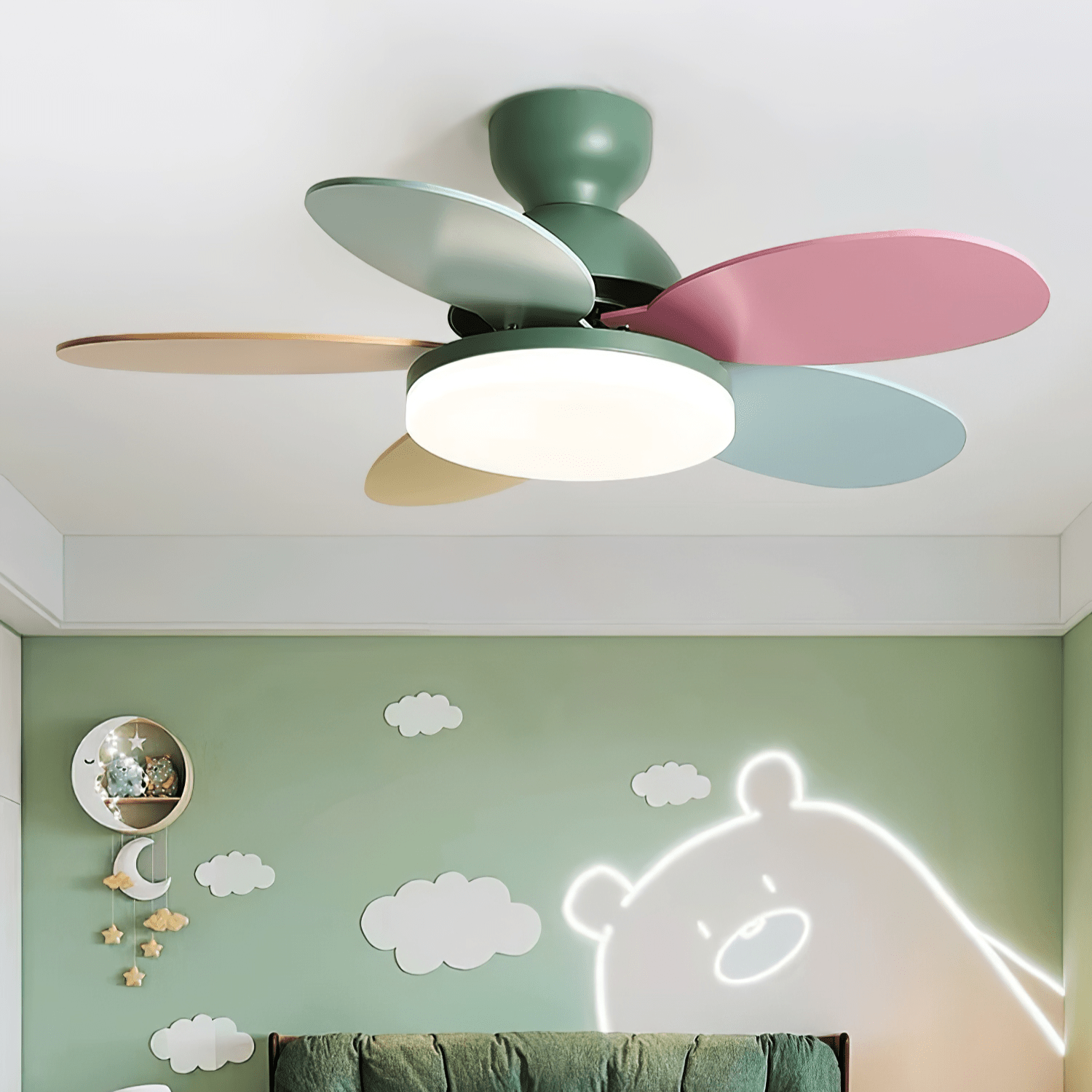 LED Deckenventilator mit blütenblattförmigen Flügeln