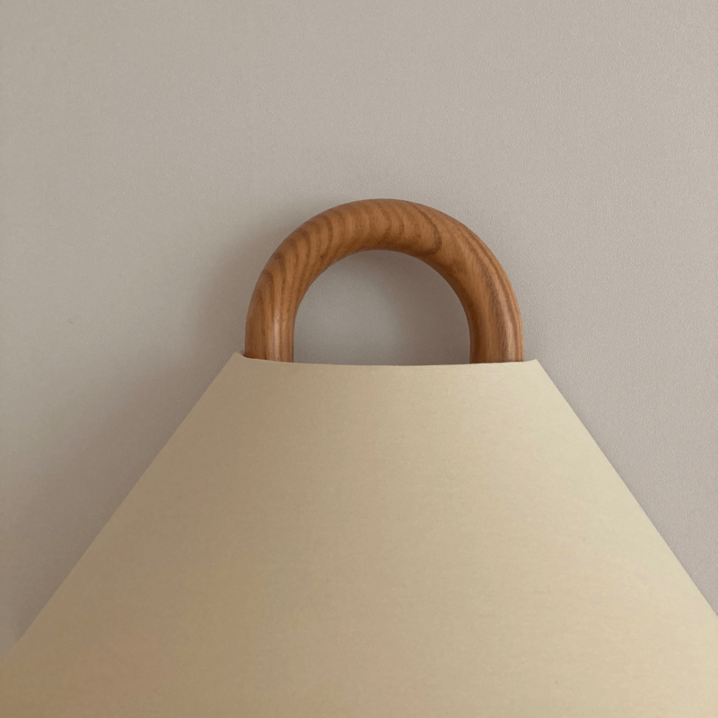 Kegelförmige Wandlampe