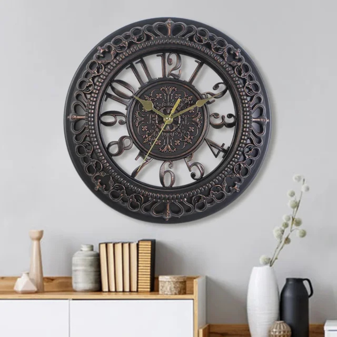 Aufwändige Wanduhr