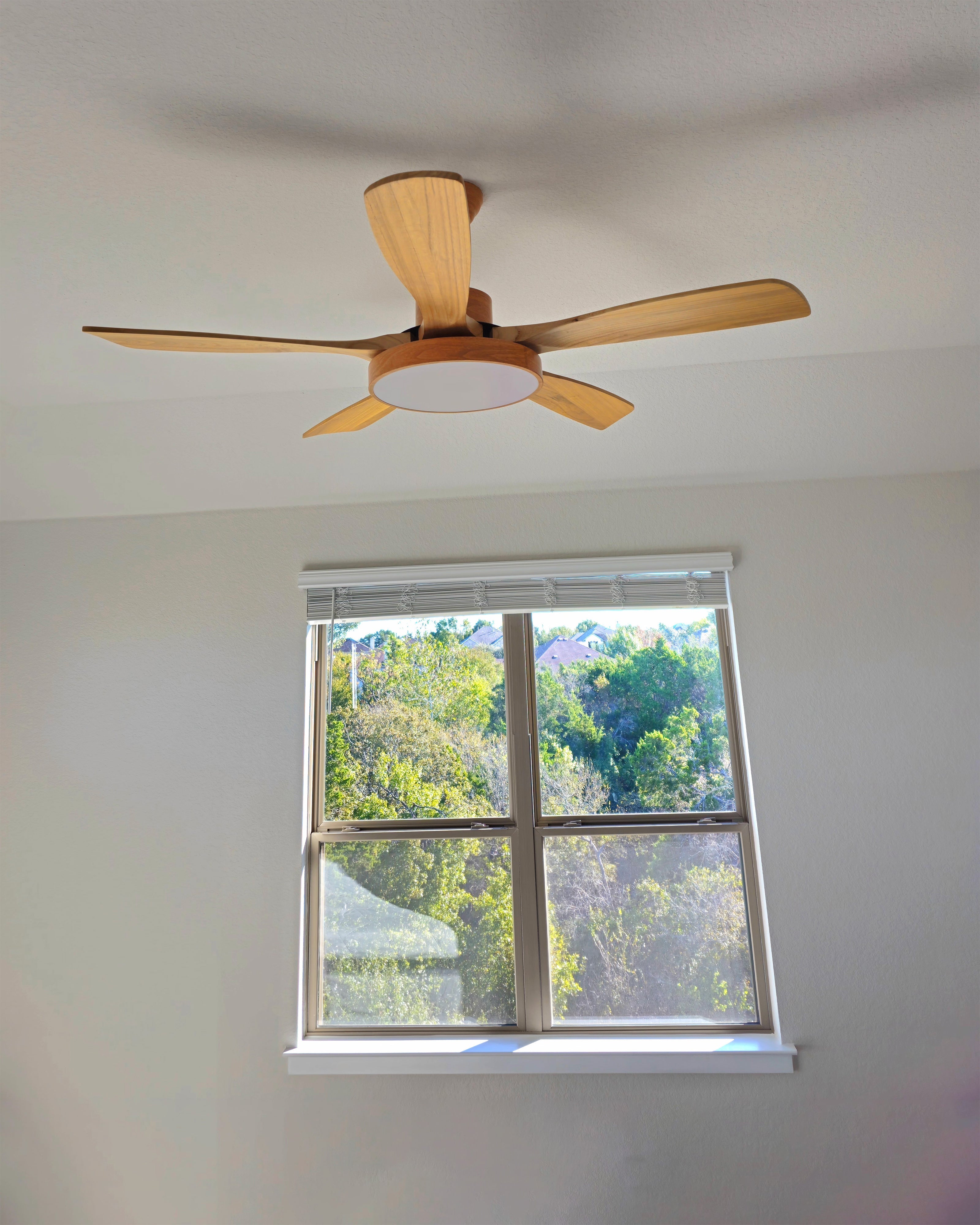 LED-Deckenleuchte mit umschaltbarem Ventilator