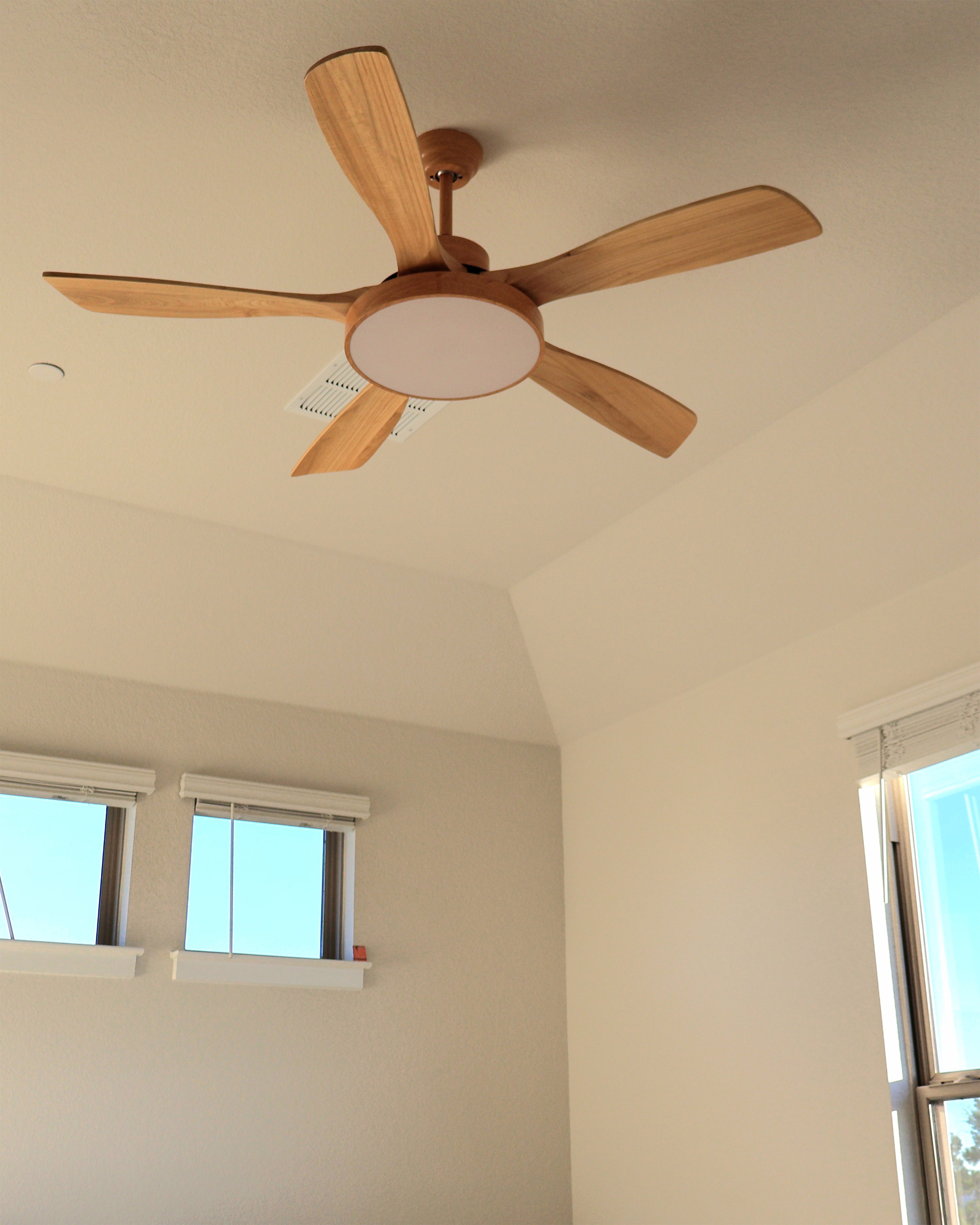 LED-Deckenleuchte mit umschaltbarem Ventilator