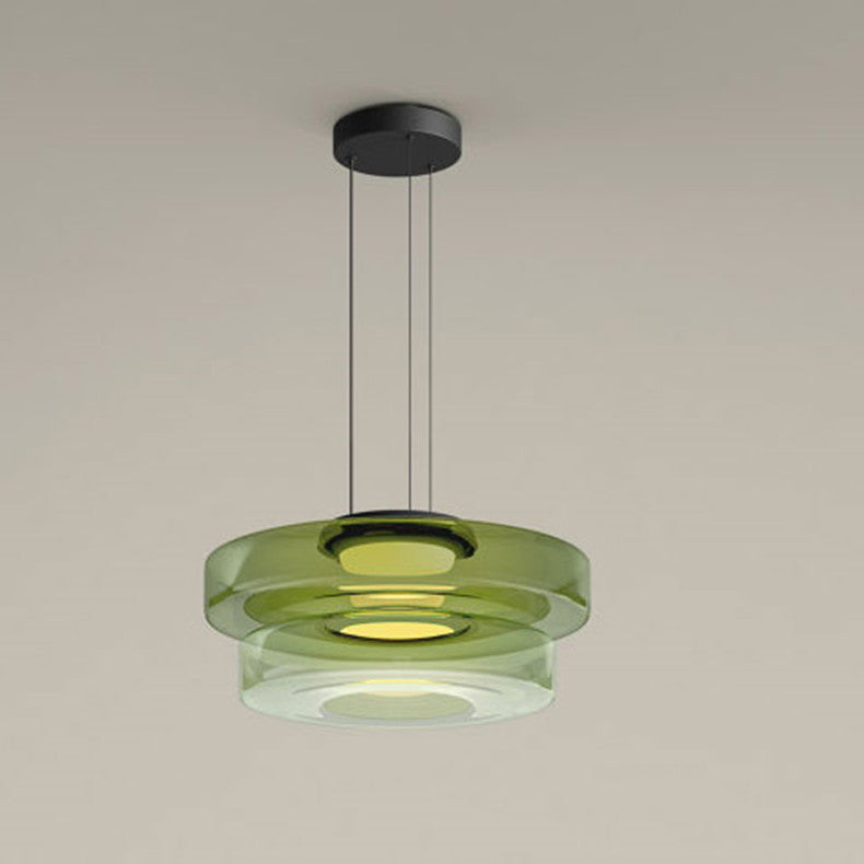 Deckenpendelleuchte mit gestaffelten Glasschirmen