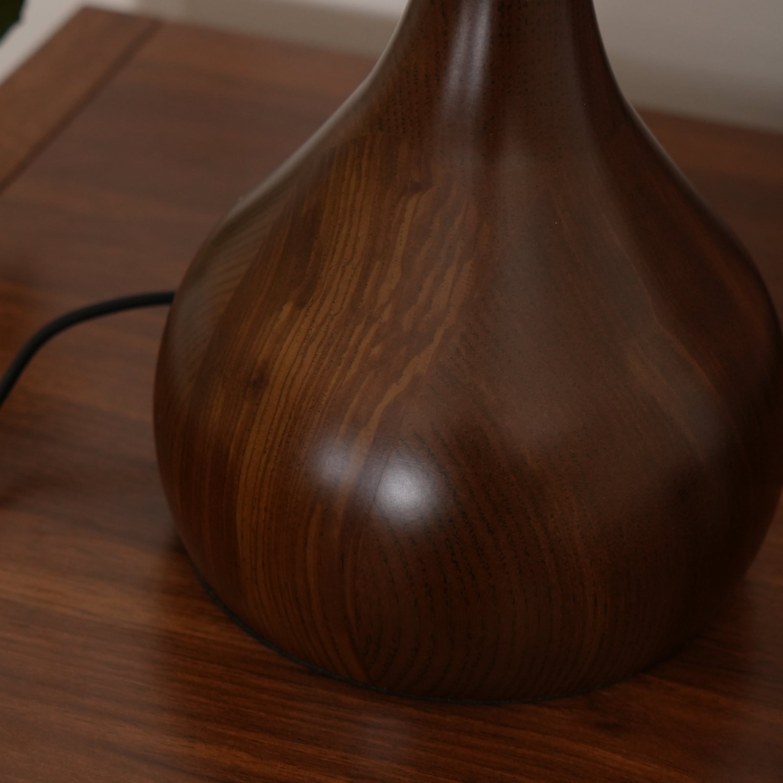 Tropfenförmige Tischlampe mit Glasdome