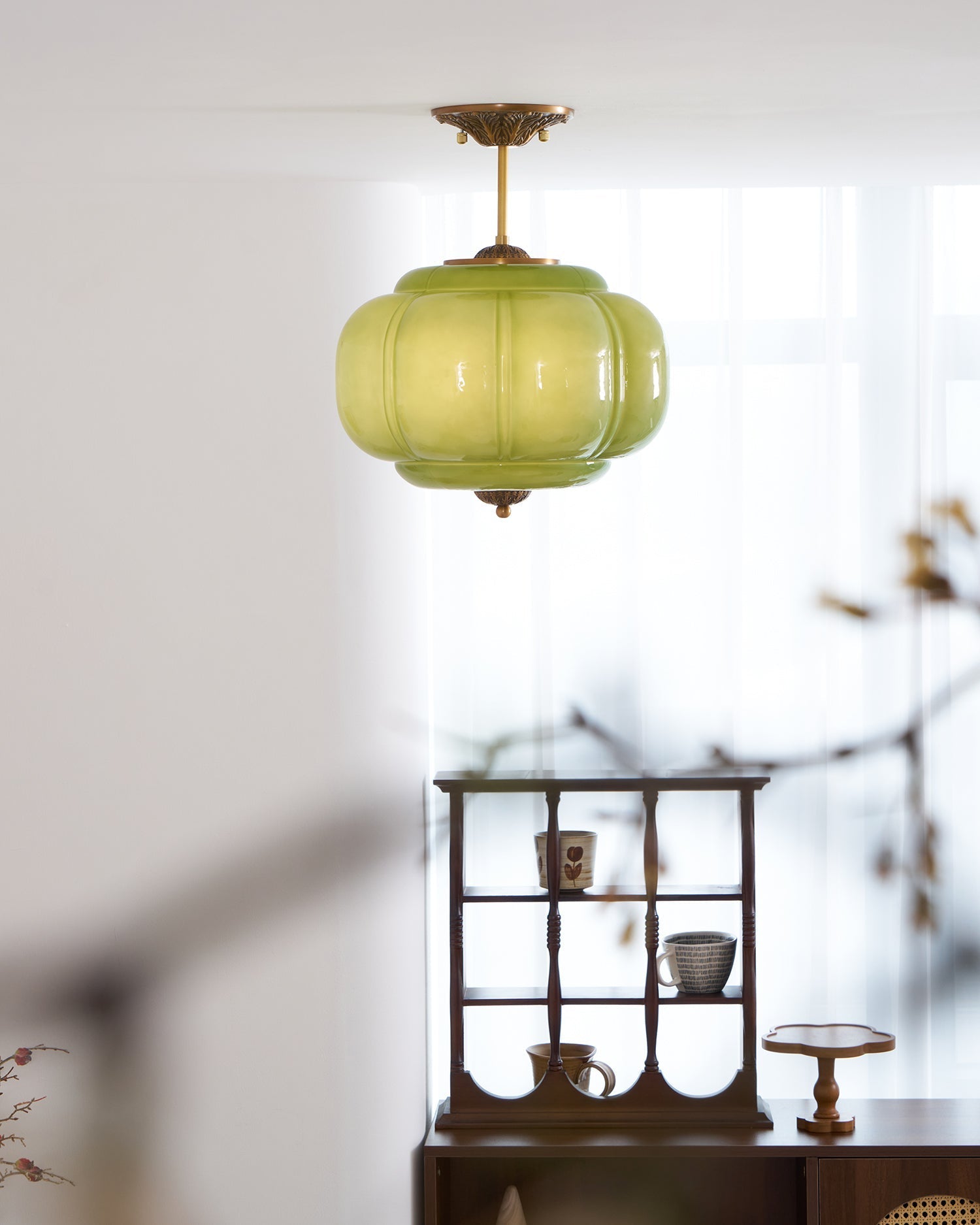 Glas-Deckenlampe mit Messingbeschlägen