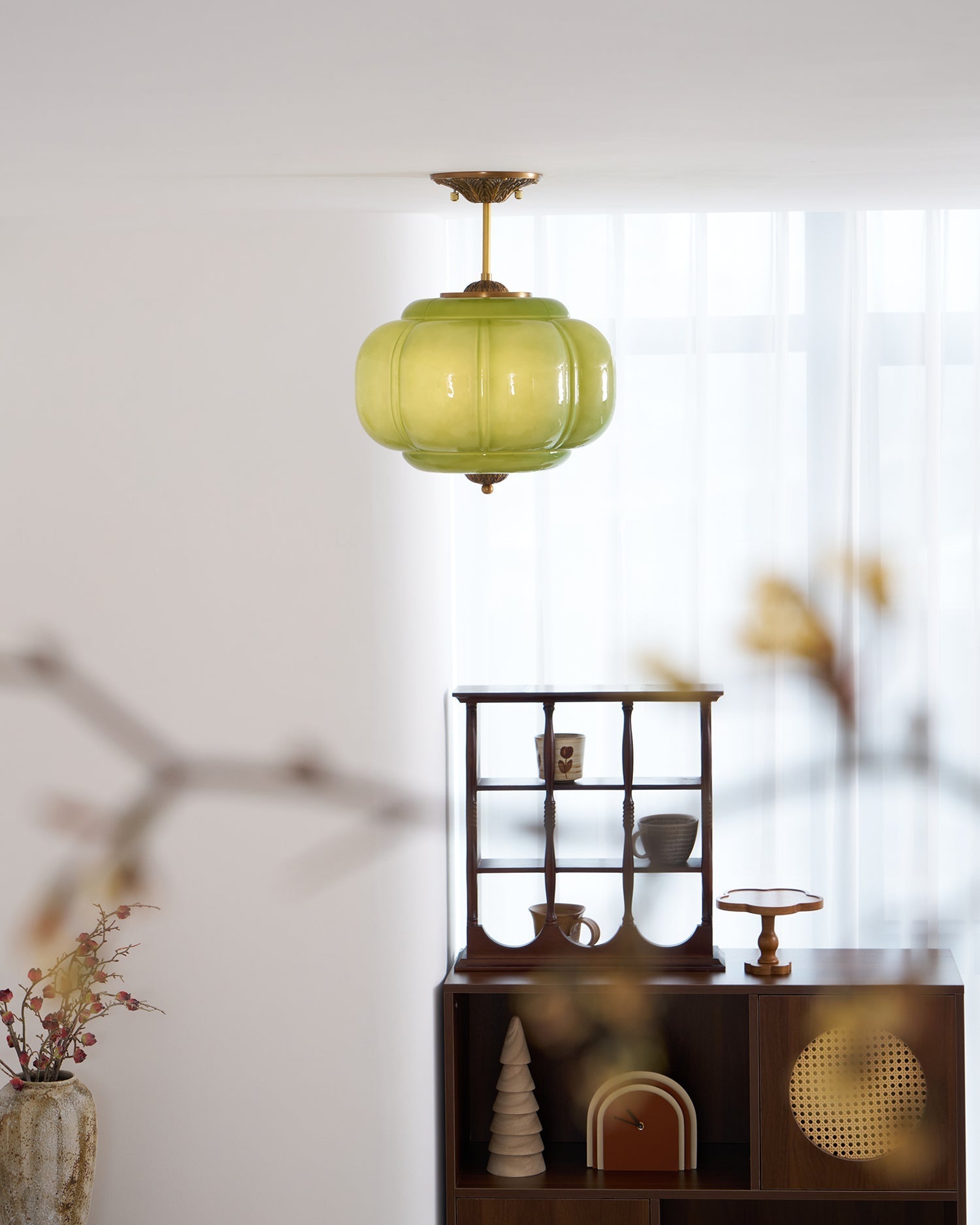Glas-Deckenlampe mit Messingbeschlägen