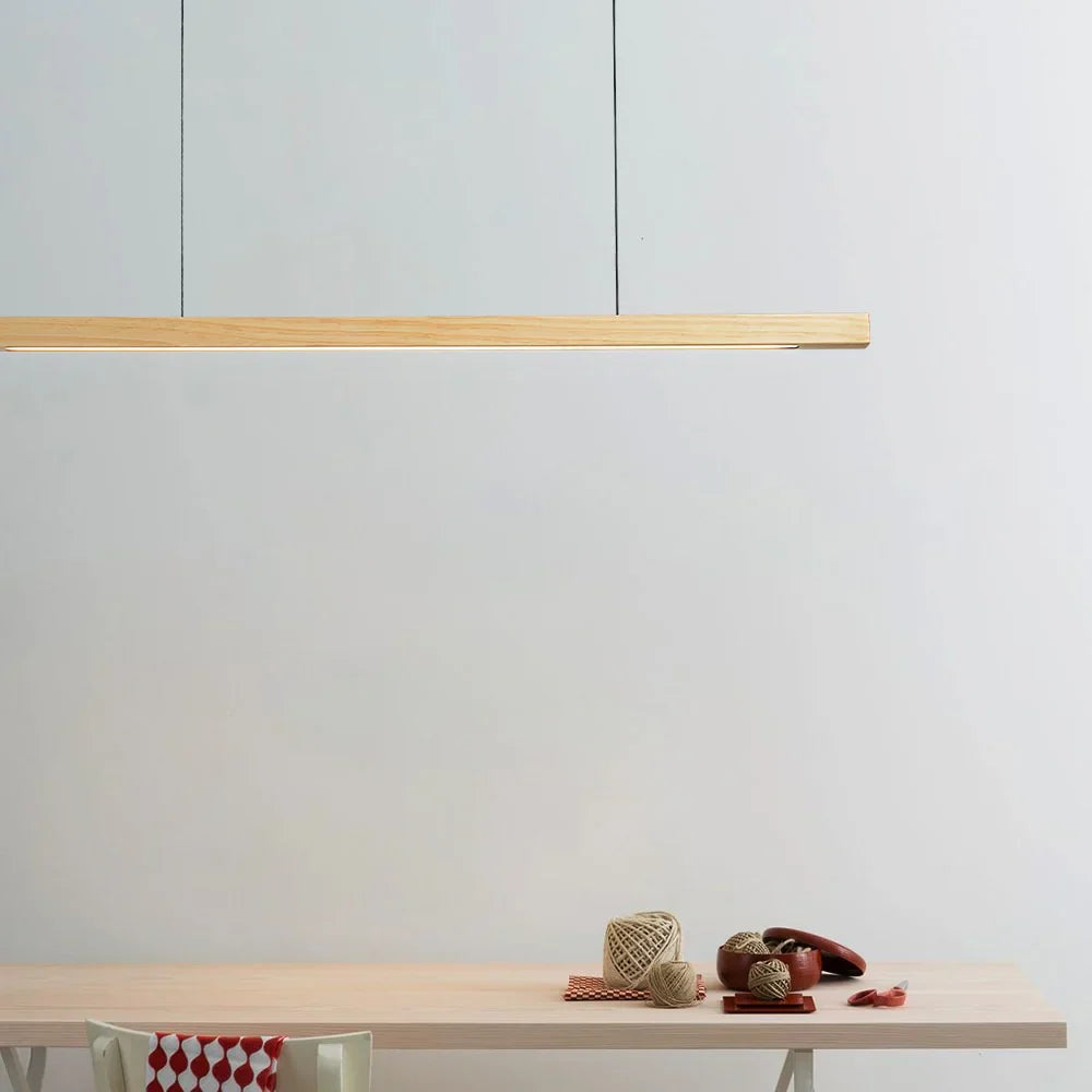 Lineare Pendelleuchte aus Holz
