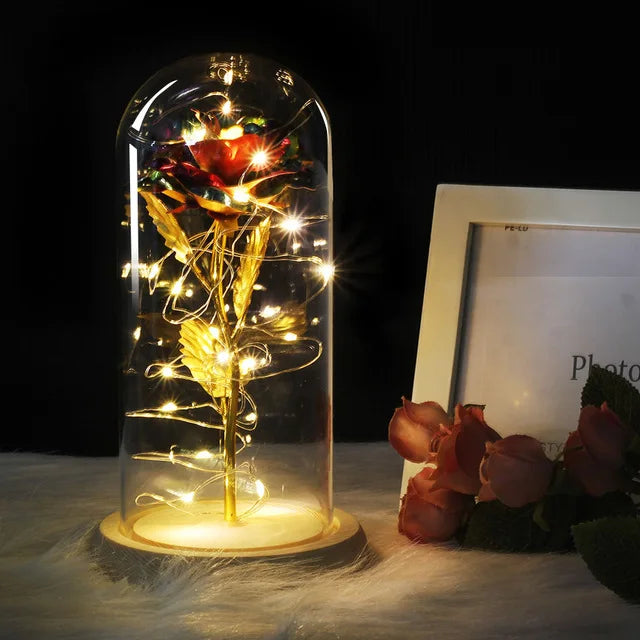 Tischlampe mit konservierter Rosenfigur