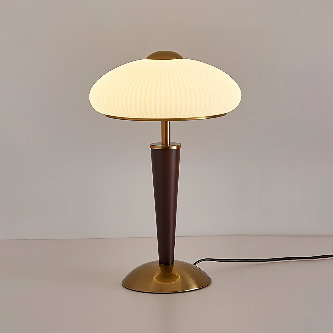 Tischlampe mit Schirm