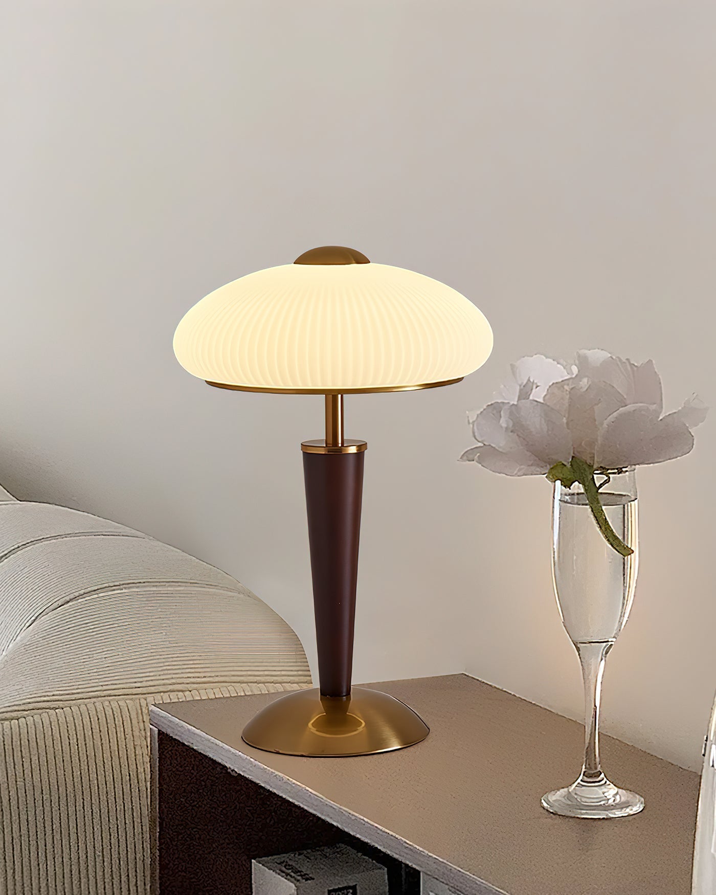 Tischlampe mit Schirm