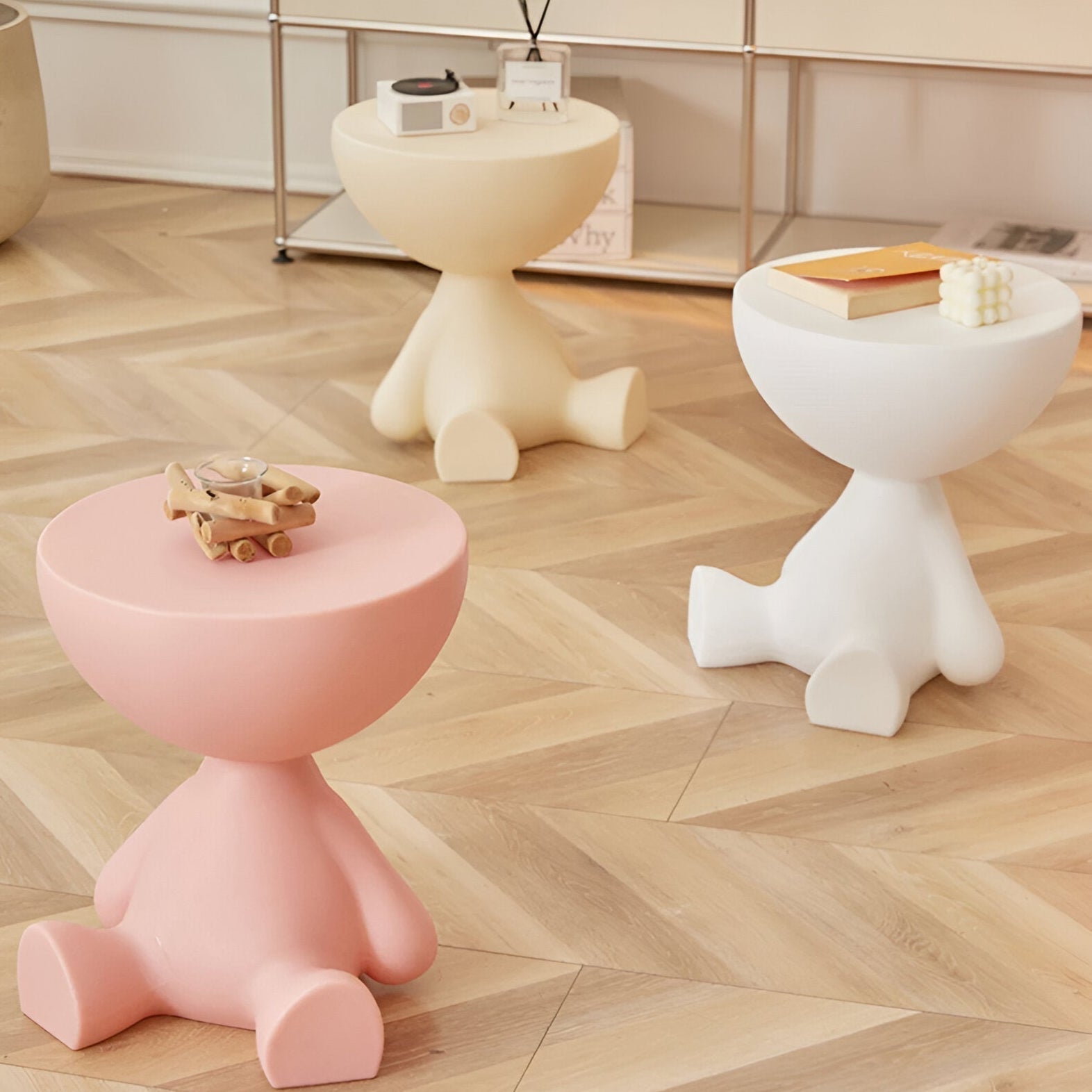 Sitzende Figur Beistelltisch