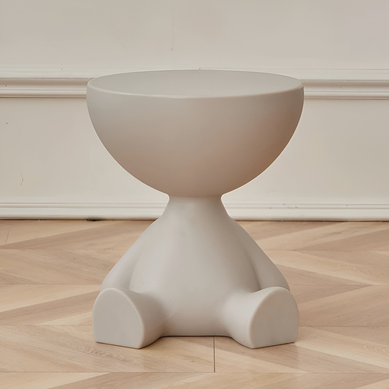 Sitzende Figur Beistelltisch
